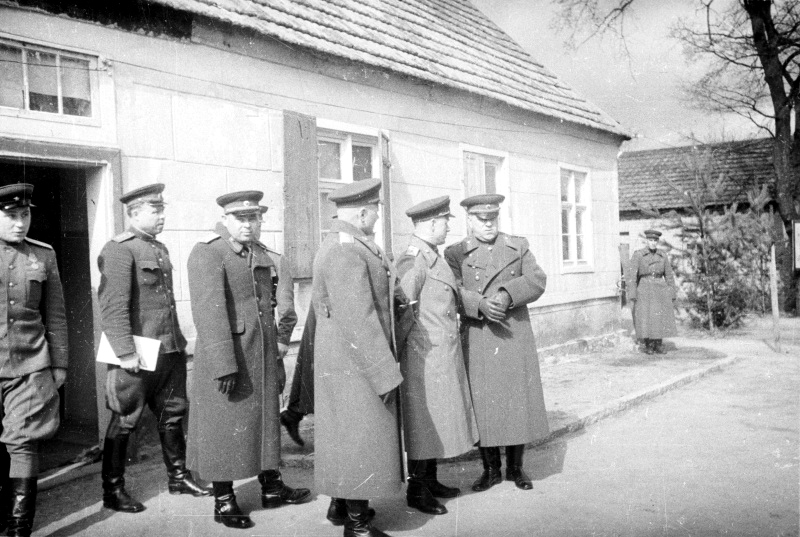 15-Г.К. Жуков с высшими советскими офицерами в немецком городке.jpg