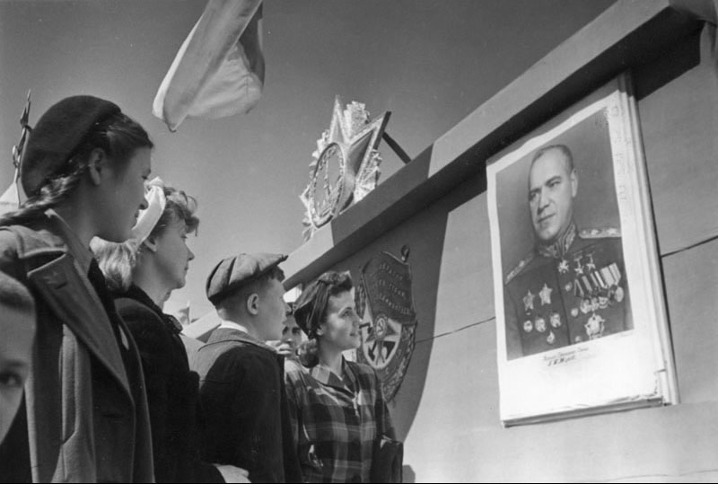 21-Москвичи перед портретом маршала Г.К. Жукова. 1 мая 1945 г.jpg