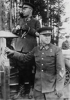 Генерал армии Г.К. Жуков и маршал С.К. Тимошенко на маневрах