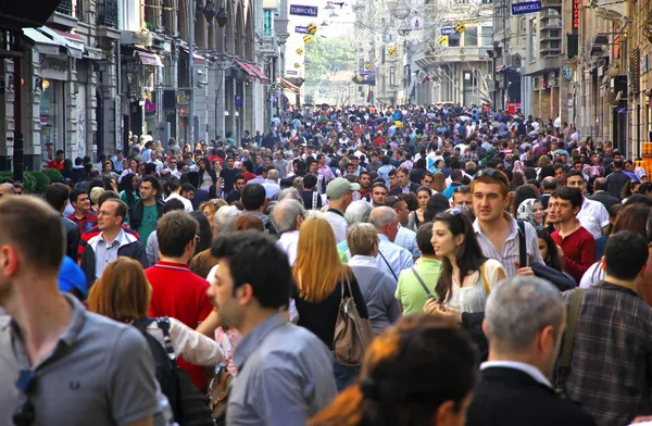 Люди, идущие на istiklal улице в Стамбуле — стоковое фото