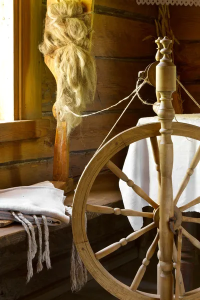 Старинные традиционные крутящееся колесо прялки с пряжей в деревянные — стоковое фото
