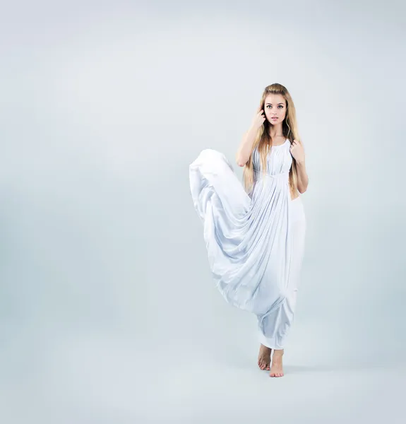 Блондинка женщина в размахивая белое платье — стоковое фото