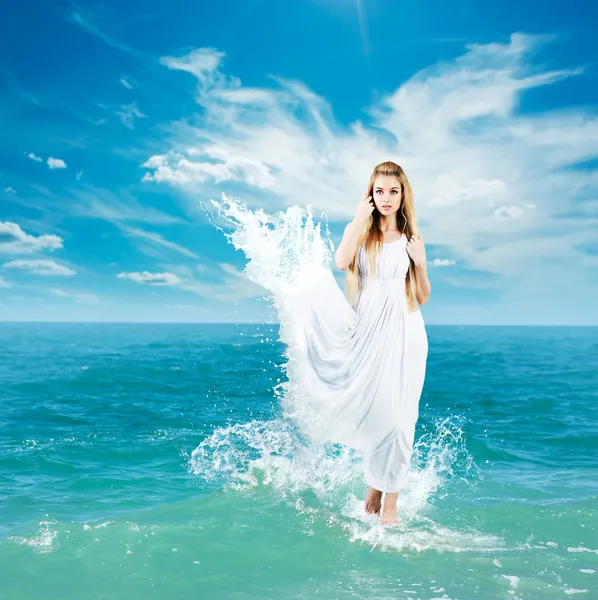 Древнегреческой богини в морские волны — стоковое фото