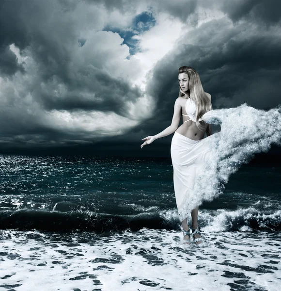 Мистическая богиня в бурном море — стоковое фото