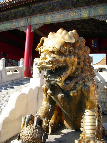 Запретный город, Пекин, Китай, золоченый Лев перед дворцом спокойной долголетия — стоковое фото