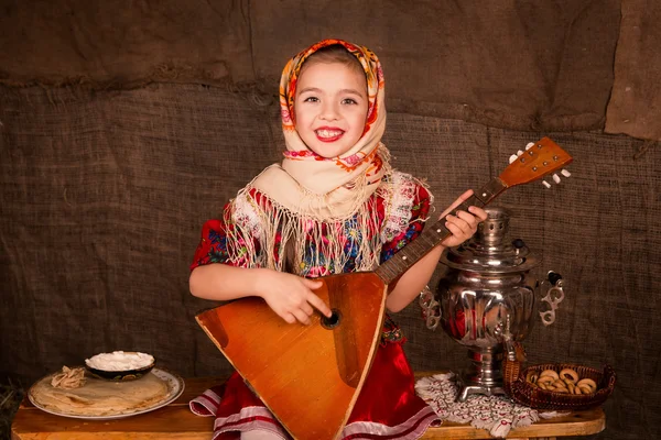 Красивая русская девушка в платке — стоковое фото