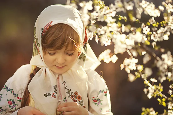 Маленькая девочка в русской традиционной одежде — стоковое фото