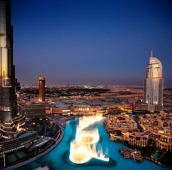 Впечатляющий Дубай, танцы фонтан в сумерках — стоковое фото