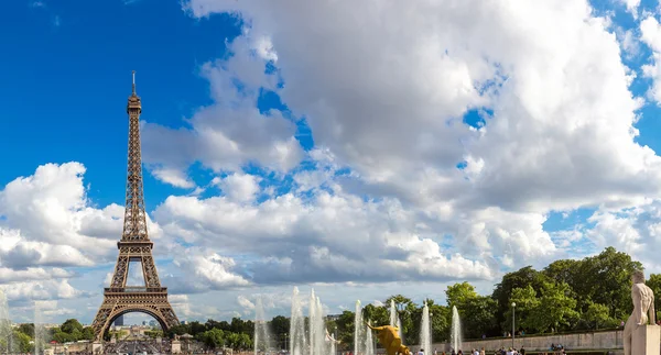 Панорамный вид Эйфелевой башни в Париже — стоковое фото