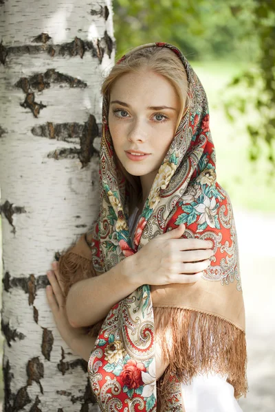 Красота женщины в национальном узорчатый шарф — стоковое фото