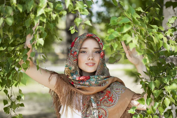 Красота женщины в национальном узорчатый шарф — стоковое фото