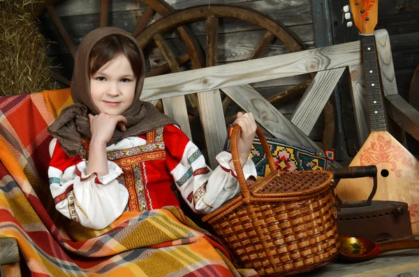 Красивая девушка в Русский костюм — стоковое фото