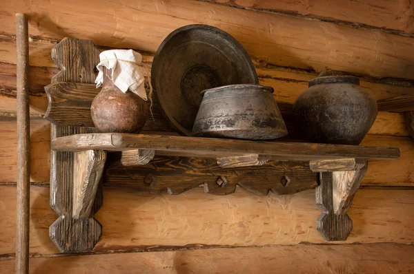 Медный кувшин и чашу на деревянные полки — стоковое фото