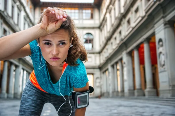 Молодая женщина в спортивной одежде ловит дыхание — стоковое фото