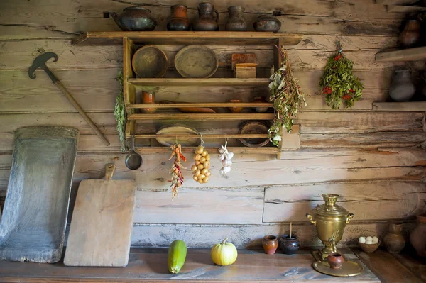 Кухня в доме бедного крестьянина в древнерусском стиле — стоковое фото