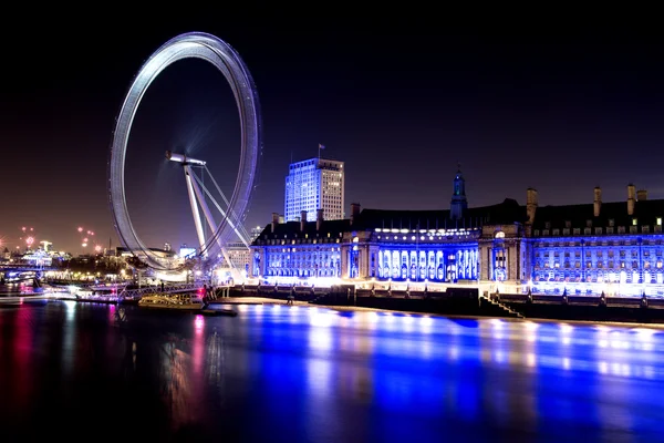 Лондонский Сити с "Лондонским Глазом" — стоковое фото