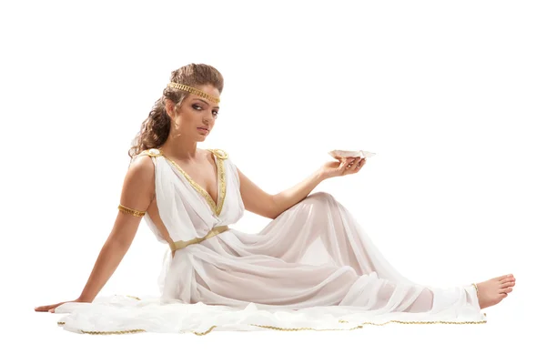 Классическая греческая богиня в тунике, держащей миску — стоковое фото