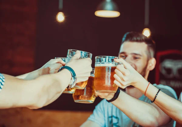 Счастливые друзья пьют пиво — стоковое фото