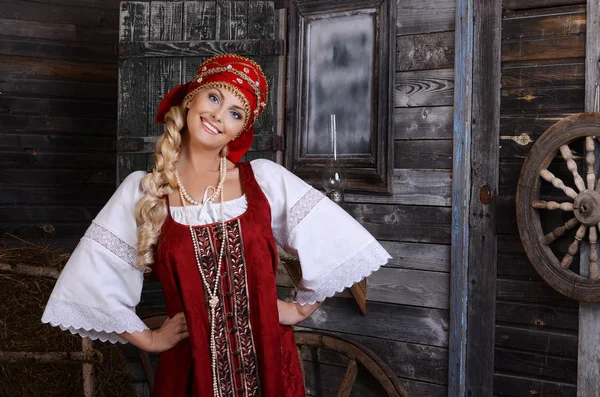 Красивая женщина портрет в русском стиле — стоковое фото
