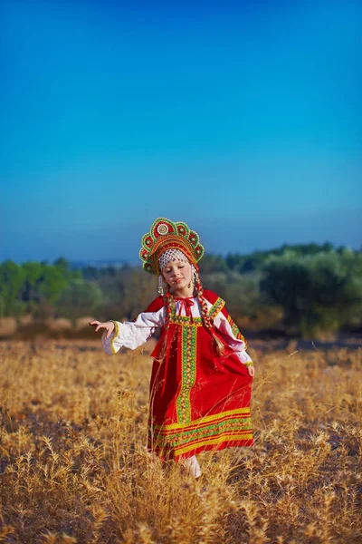 Красивая девушка в русский народный костюм танцы на поле — стоковое фото