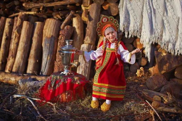 Красивая блондинка плетеные в русский народный костюм сидит возле Самовар и смеется — стоковое фото