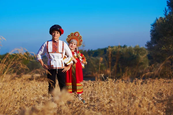 Девочка и мальчик вместе в русский народный костюм — стоковое фото