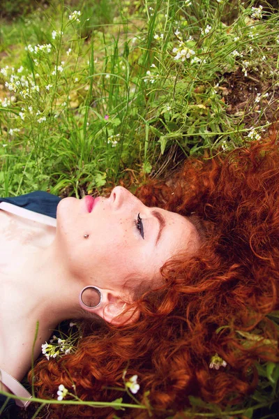 Красные волосы женщина с пирсинг — стоковое фото