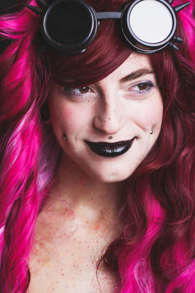 Счастливый панк-женщина с розовыми волосами — стоковое фото