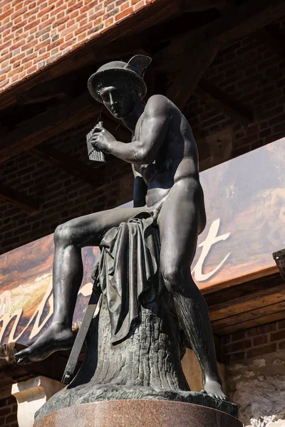 Статуя посланник богов Гермеса или ртуть, городской стены Краков в Польше — стоковое фото