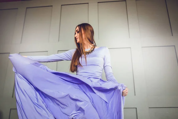 Крупным Планом Красивая Женщина Танцует Длинный Фиолетовый Платье Фоне Номер — стоковое фото