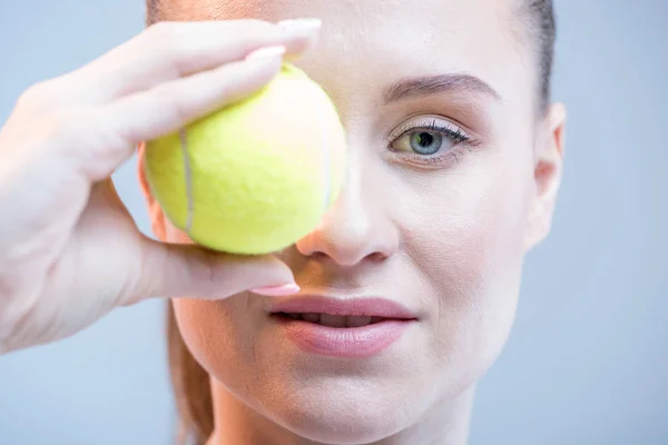 Женский теннисист с мячом — стоковое фото