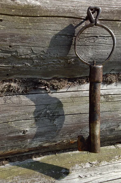 Старый кованые ключ на стене лог Хаус — стоковое фото