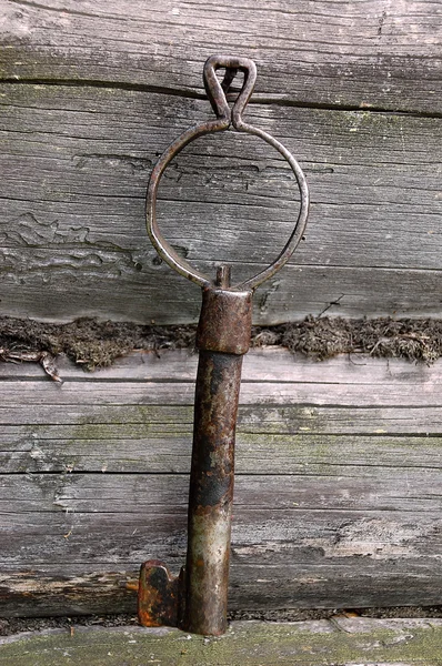 Кованые старинный ключ на стене — стоковое фото