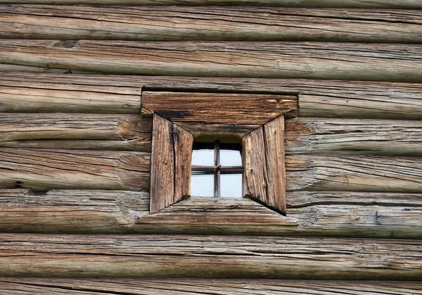 Окно в старый деревянный дом — стоковое фото