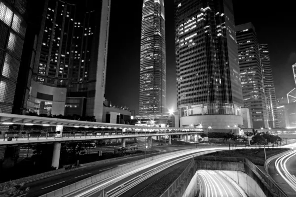 Трафик через города в Гонконг ночью — стоковое фото