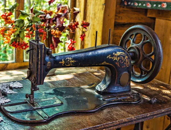 Старинная швейная машина — стоковое фото